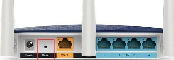 按住復位按鈕,把迅捷(FAST)路由器恢復出廠設置
